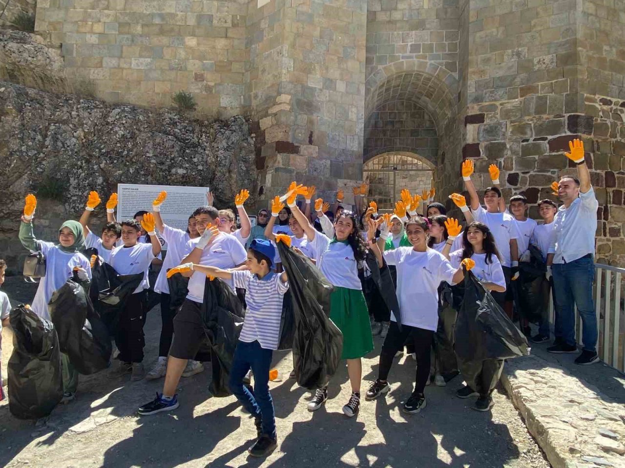 Farkındalık için çöp toplayan miniklerden büyüklerine çağrı: ’’Herkes sigarayı bıraksa, böyle izmarit olmaz ve çevre tertemiz olur’’