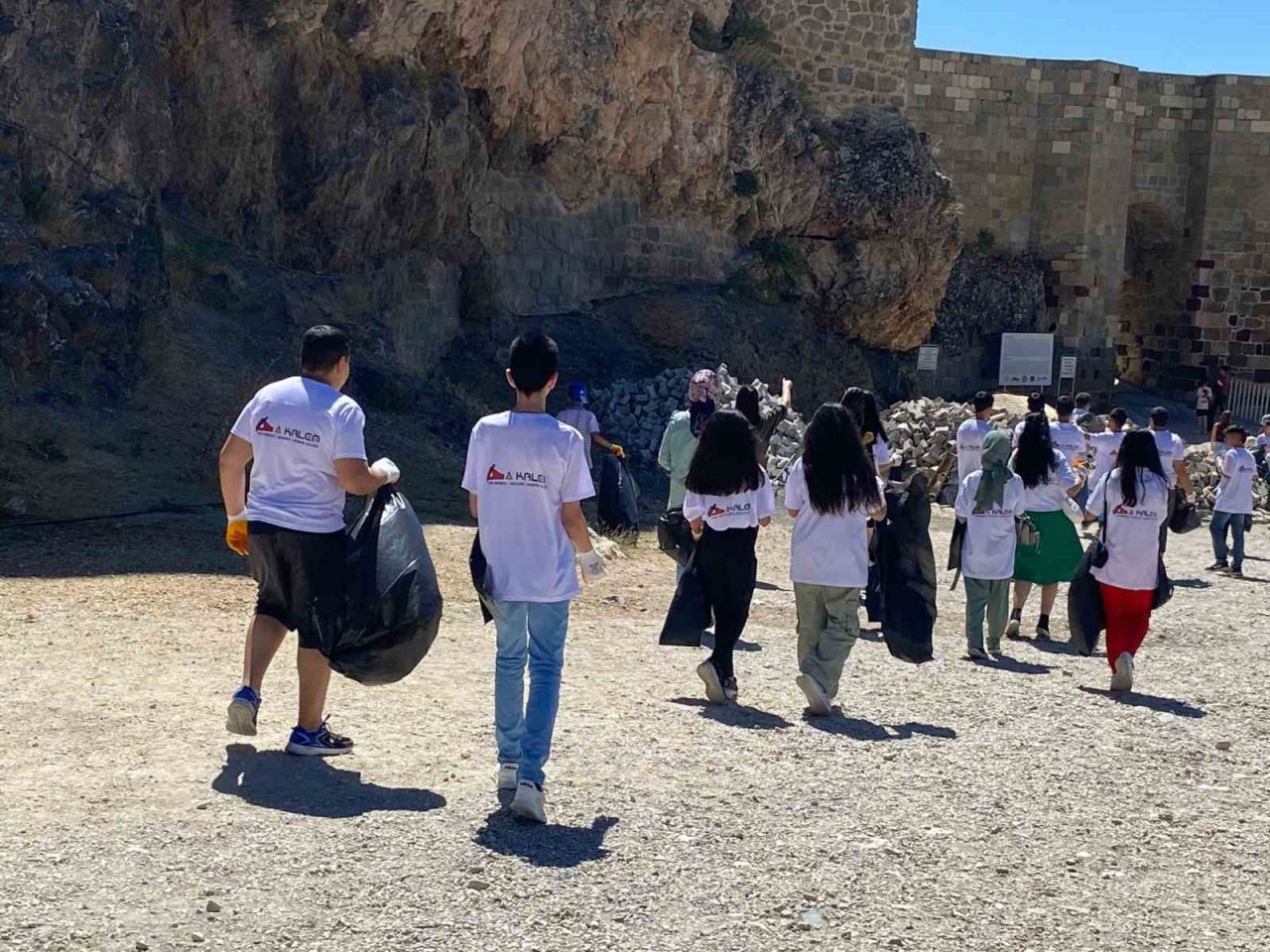 Farkındalık için çöp toplayan miniklerden büyüklerine çağrı: ’’Herkes sigarayı bıraksa, böyle izmarit olmaz ve çevre tertemiz olur’’