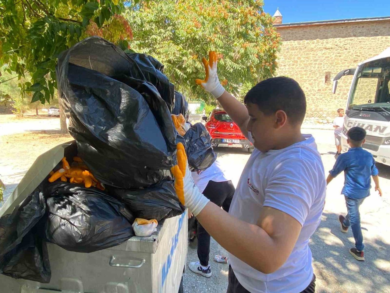 Farkındalık için çöp toplayan miniklerden büyüklerine çağrı: ’’Herkes sigarayı bıraksa, böyle izmarit olmaz ve çevre tertemiz olur’’