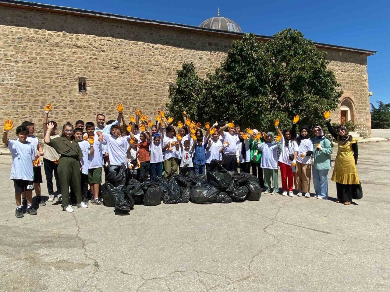 Farkındalık için çöp toplayan miniklerden büyüklerine çağrı: ’’Herkes sigarayı bıraksa, böyle izmarit olmaz ve çevre tertemiz olur’’