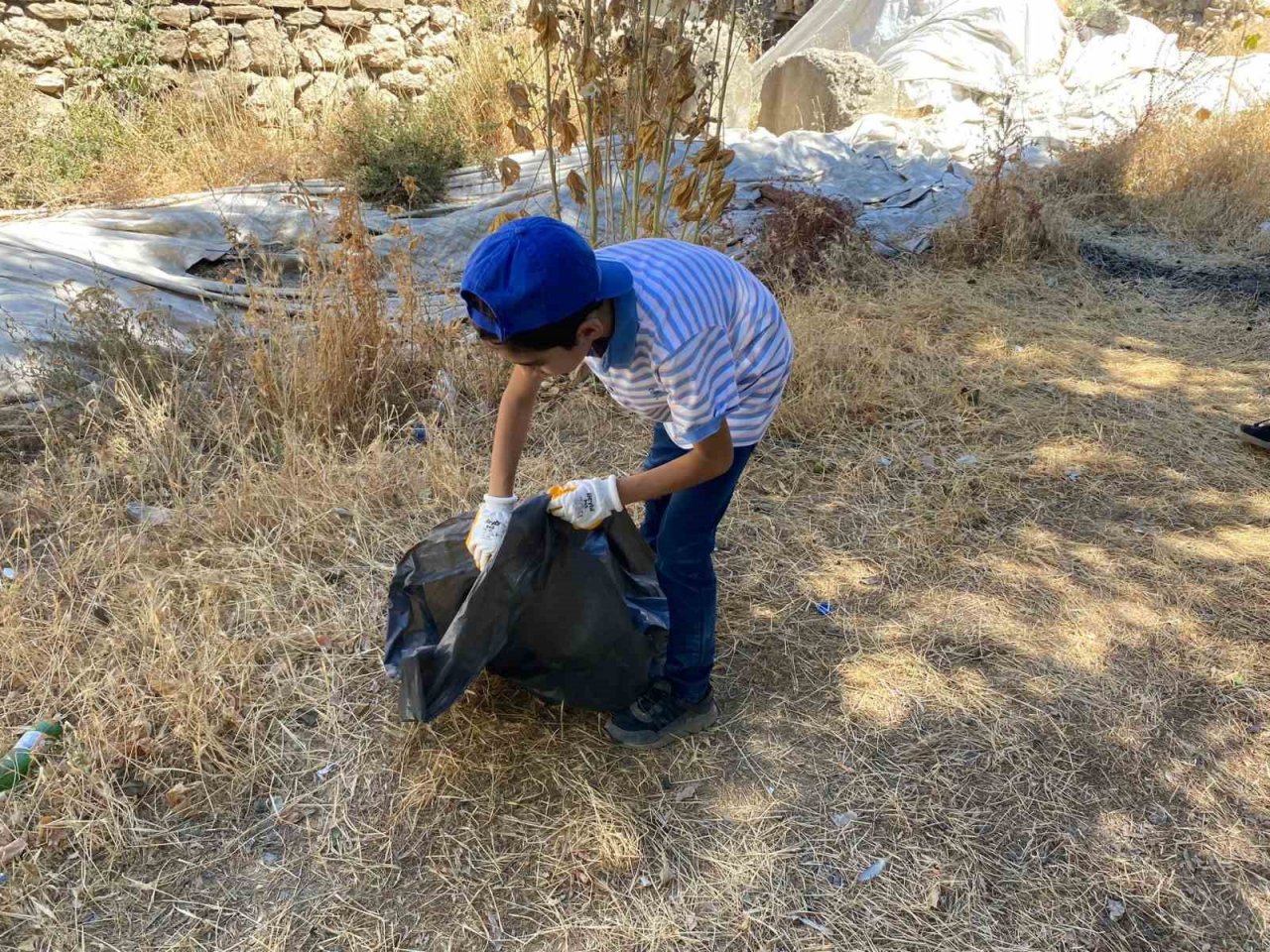 Farkındalık için çöp toplayan miniklerden büyüklerine çağrı: ’’Herkes sigarayı bıraksa, böyle izmarit olmaz ve çevre tertemiz olur’’
