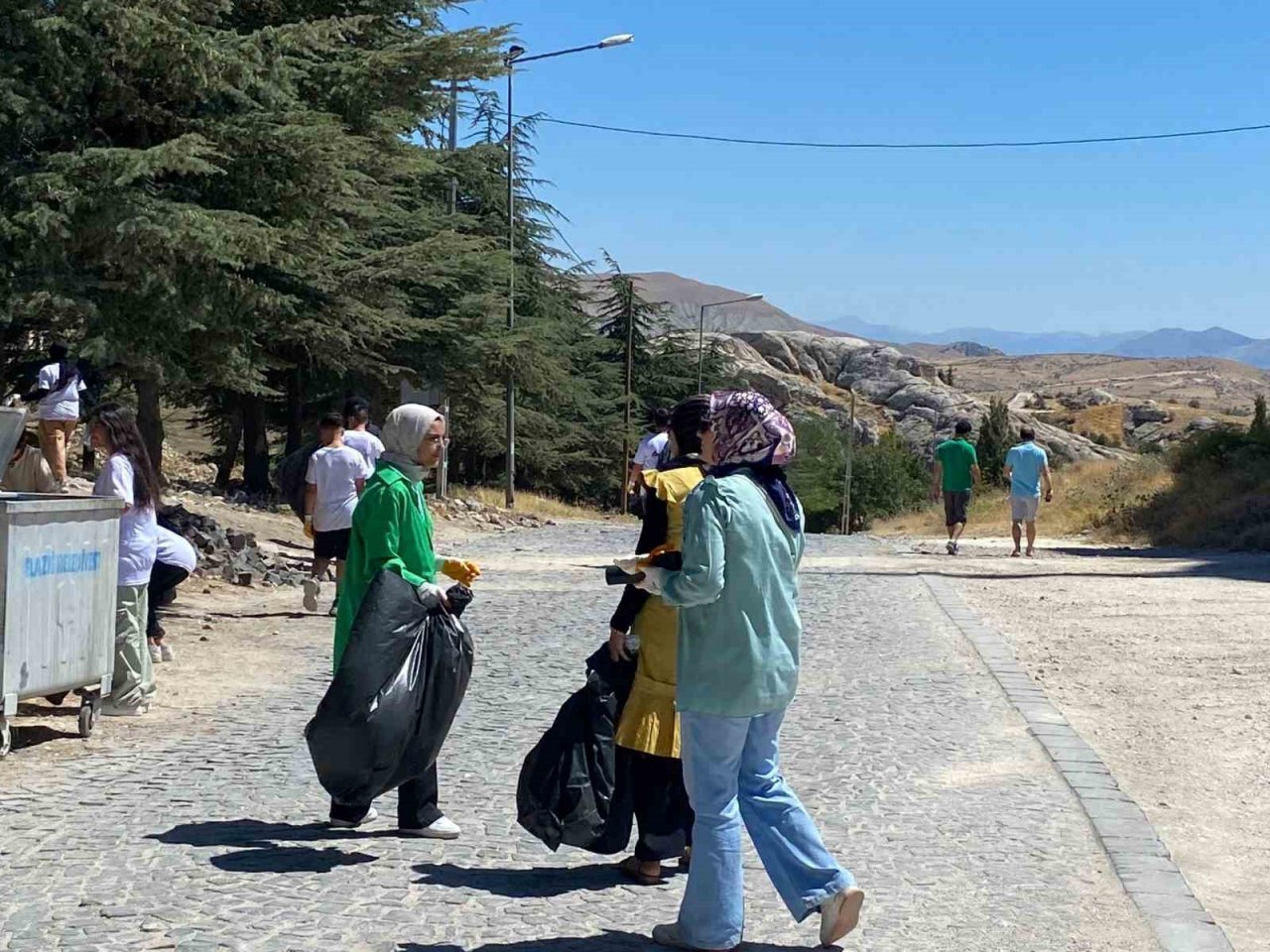 Farkındalık için çöp toplayan miniklerden büyüklerine çağrı: ’’Herkes sigarayı bıraksa, böyle izmarit olmaz ve çevre tertemiz olur’’