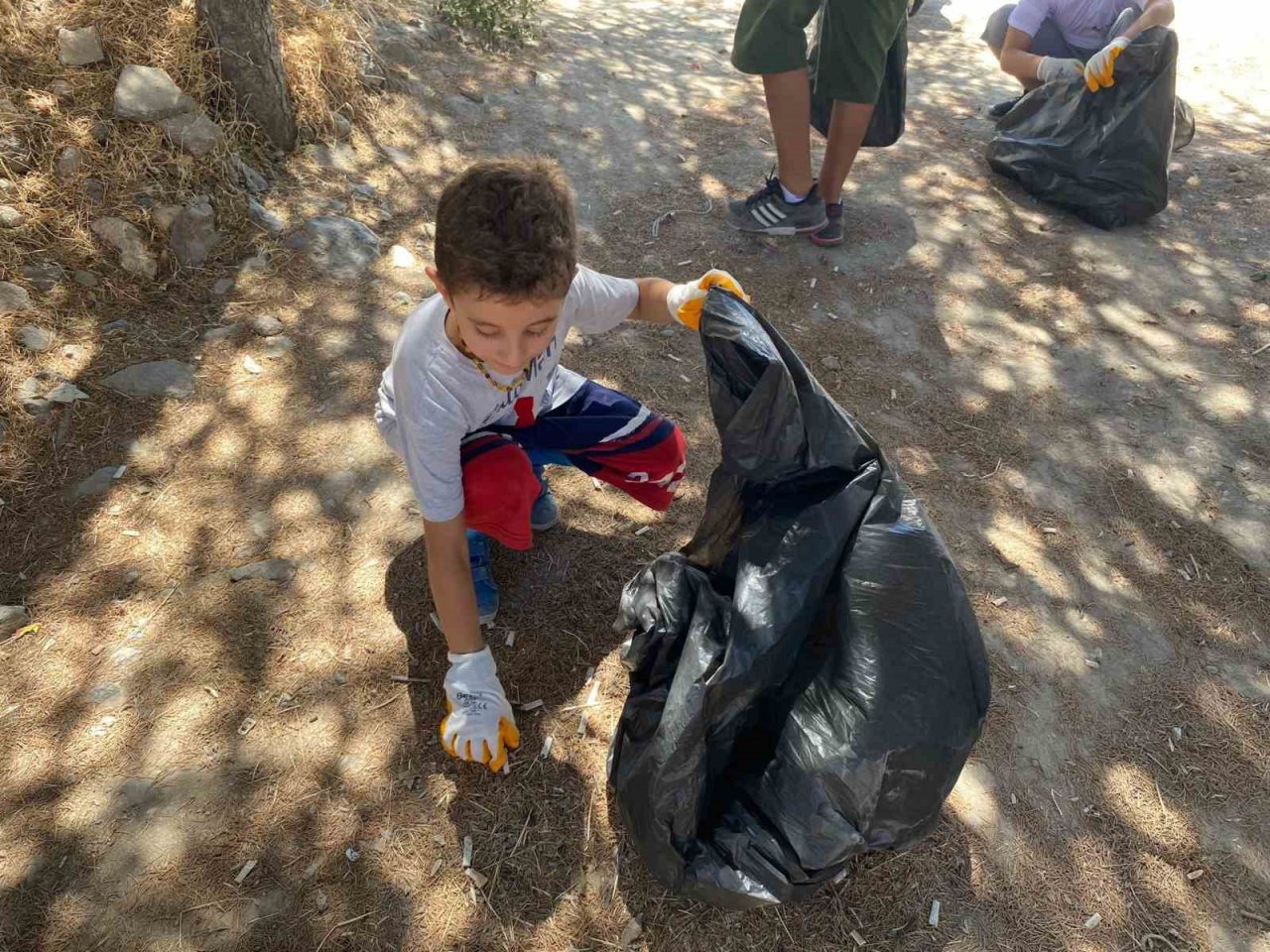 Farkındalık için çöp toplayan miniklerden büyüklerine çağrı: ’’Herkes sigarayı bıraksa, böyle izmarit olmaz ve çevre tertemiz olur’’
