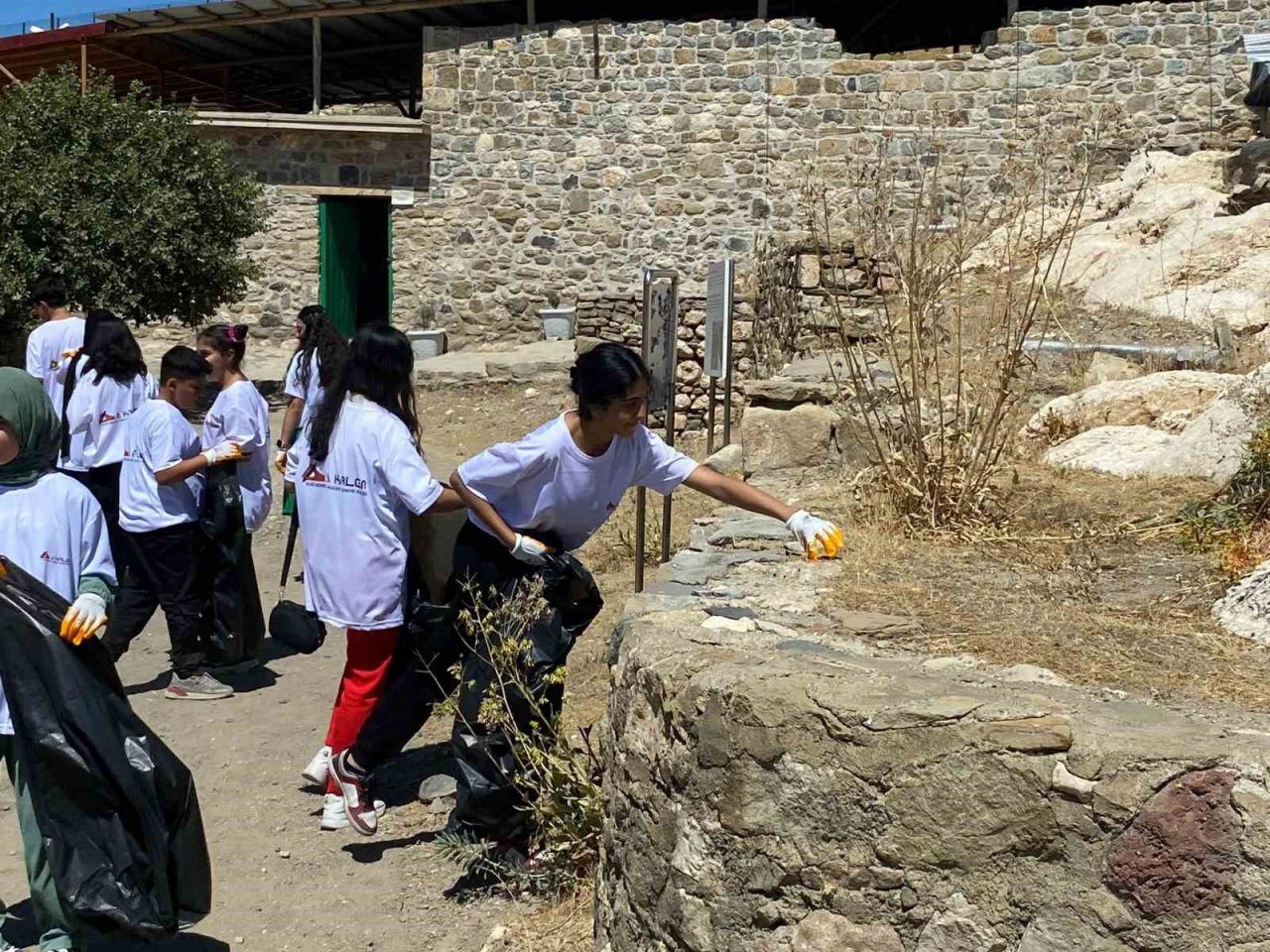 Farkındalık için çöp toplayan miniklerden büyüklerine çağrı: ’’Herkes sigarayı bıraksa, böyle izmarit olmaz ve çevre tertemiz olur’’