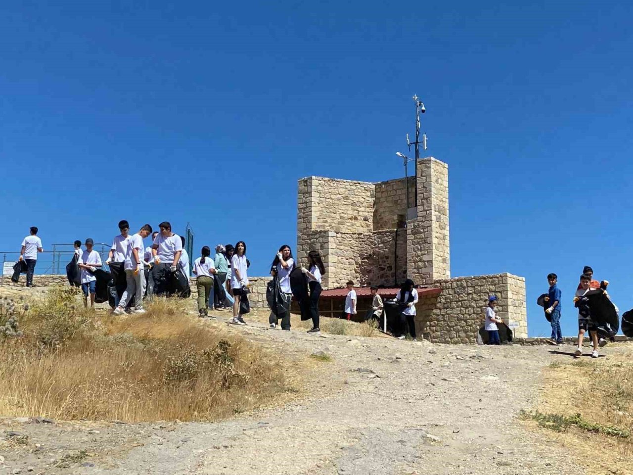 Farkındalık için çöp toplayan miniklerden büyüklerine çağrı: ’’Herkes sigarayı bıraksa, böyle izmarit olmaz ve çevre tertemiz olur’’