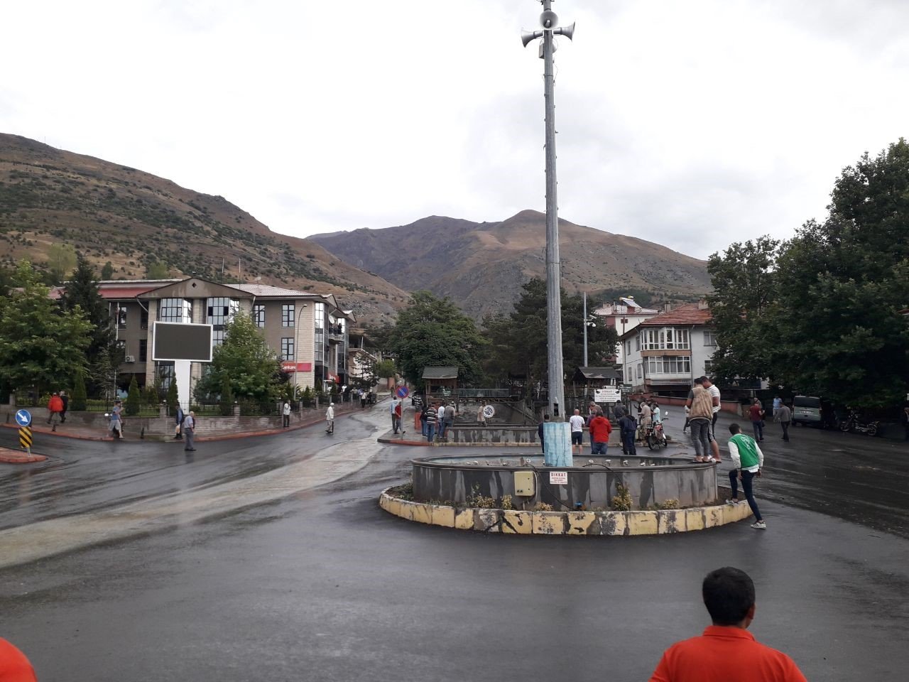 Erzincan’da sağanak yağış derelerden sel getirdi