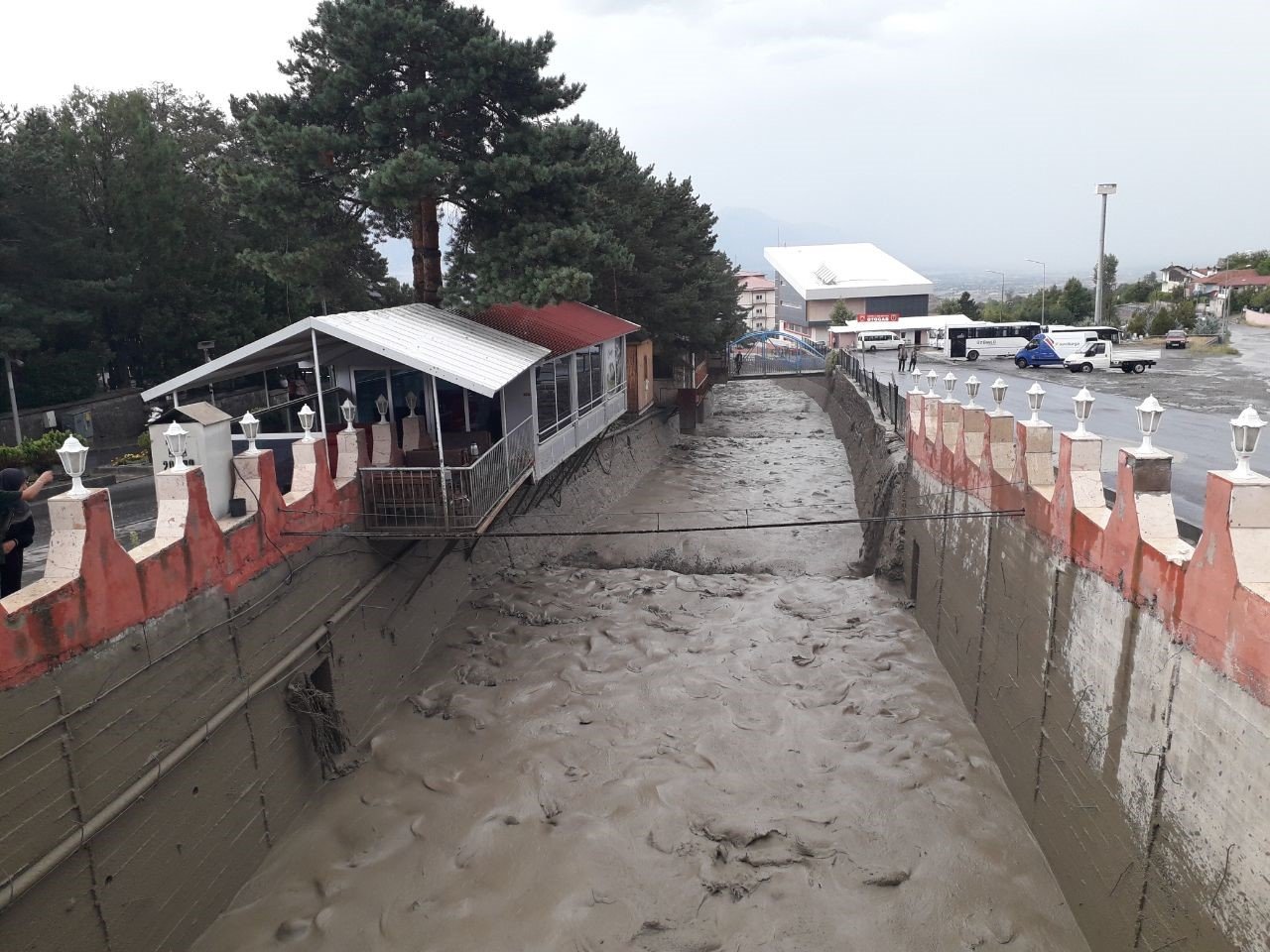 Erzincan’da sağanak yağış derelerden sel getirdi