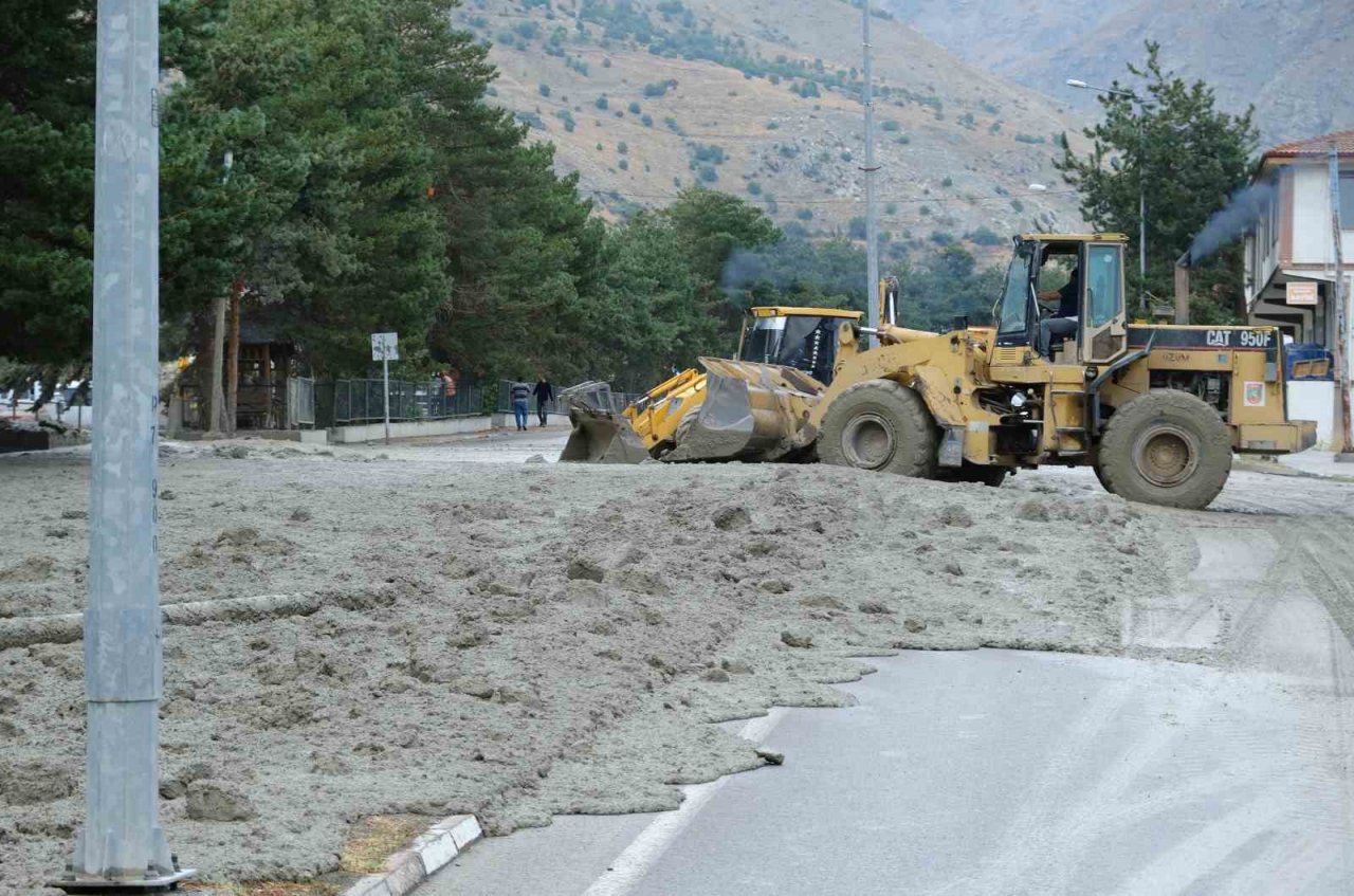 Erzincan’da sel sonrası çalışmalar sürüyor