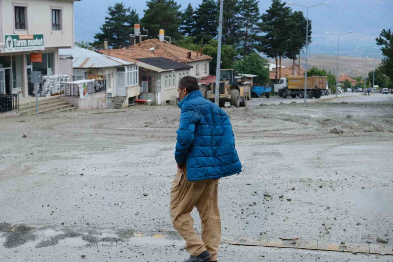 Erzincan’da sel sonrası çalışmalar sürüyor