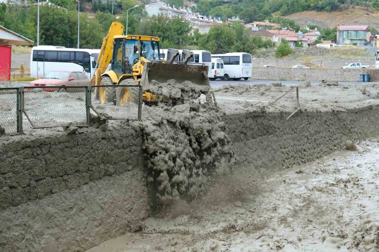 Erzincan’da sel sonrası çalışmalar sürüyor