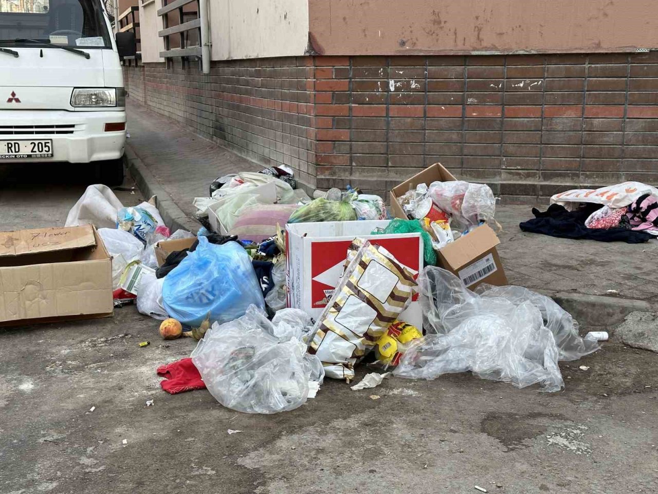Kaldırım çöplerle kaplandı
