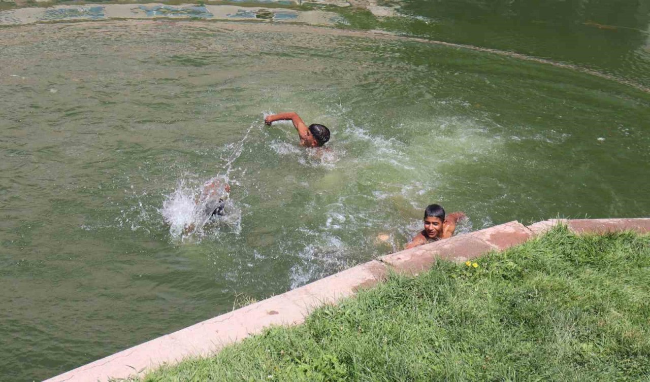 ‘Burası Adana’ diyerek Porsuk Çayı’na atladılar