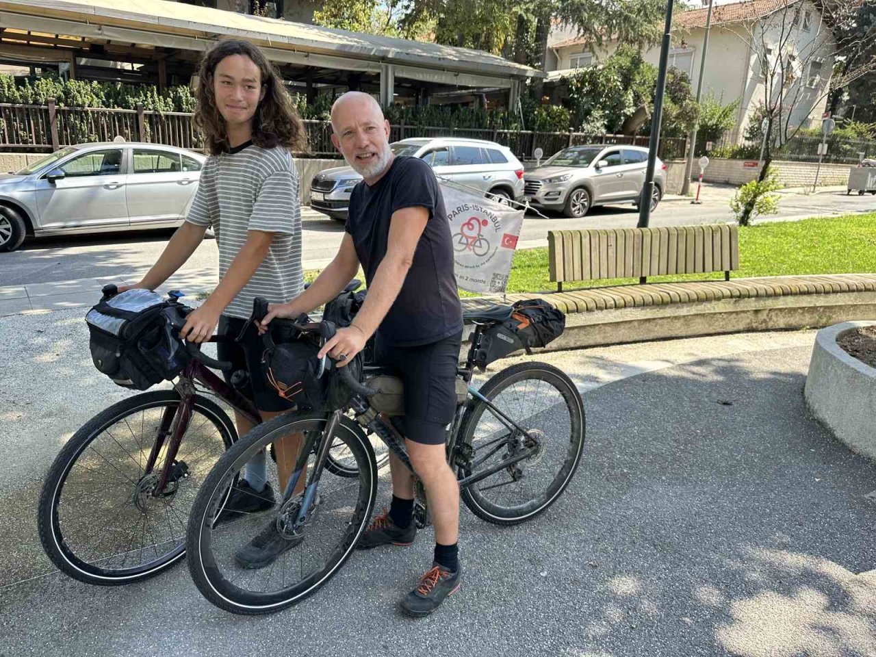 Depremden etkilenenlere yardım için Paris’ten İstanbul’a pedal çevirdiler
