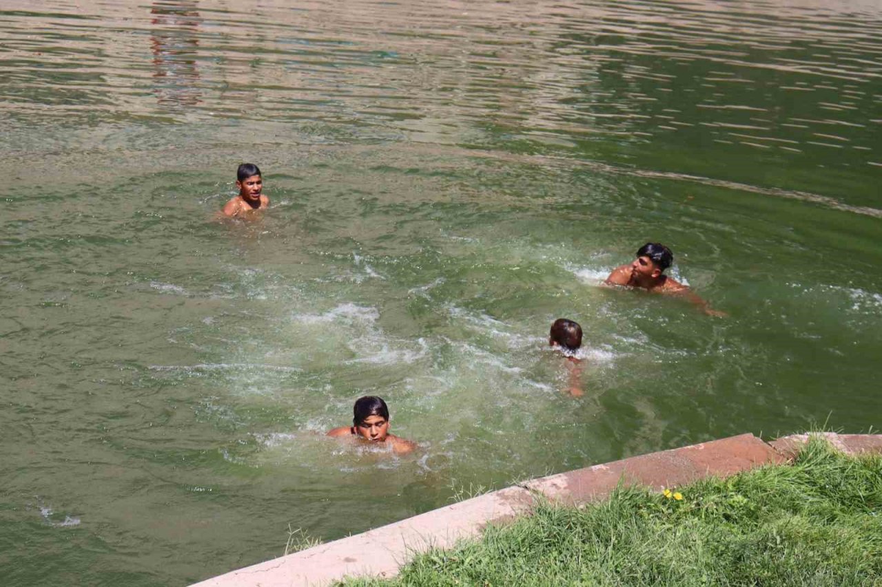 ‘Burası Adana’ diyerek Porsuk Çayı’na atladılar