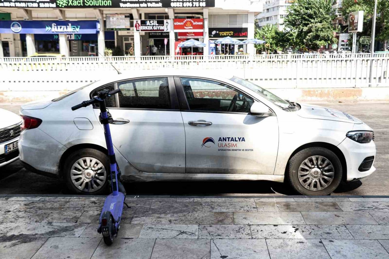 Toplu ulaşım kart dolum cihazından para toplayan personele hırsızlık şoku