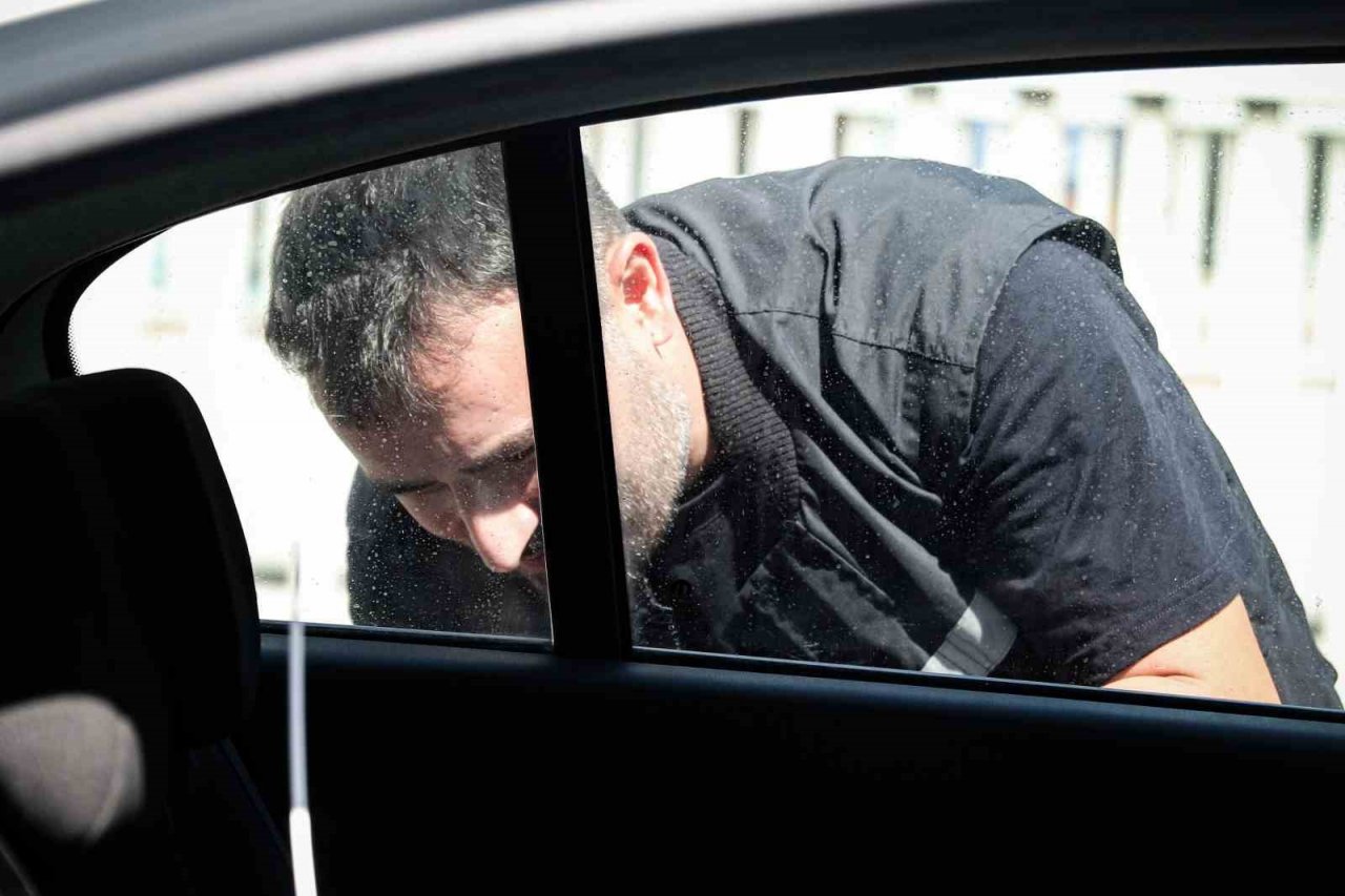 Toplu ulaşım kart dolum cihazından para toplayan personele hırsızlık şoku