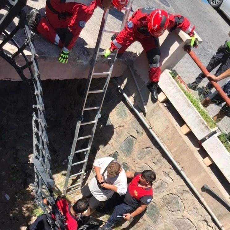 İki motosiklet çarpıştı, biri kanala düştü: 3 yaralı