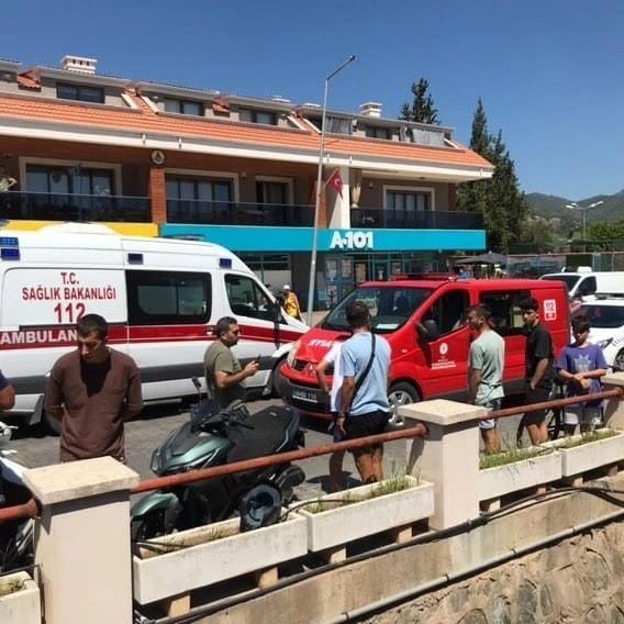 İki motosiklet çarpıştı, biri kanala düştü: 3 yaralı