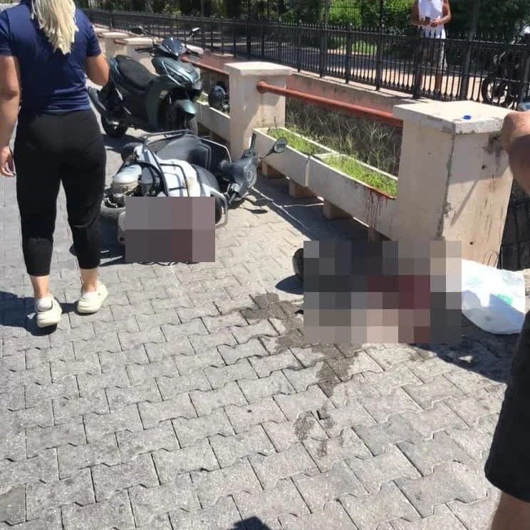 İki motosiklet çarpıştı, biri kanala düştü: 3 yaralı