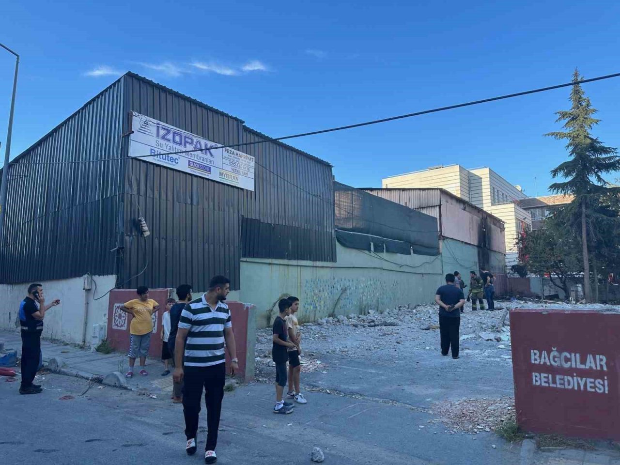 Bağcılar’da yapı malzemesi deposu alev alev yandı