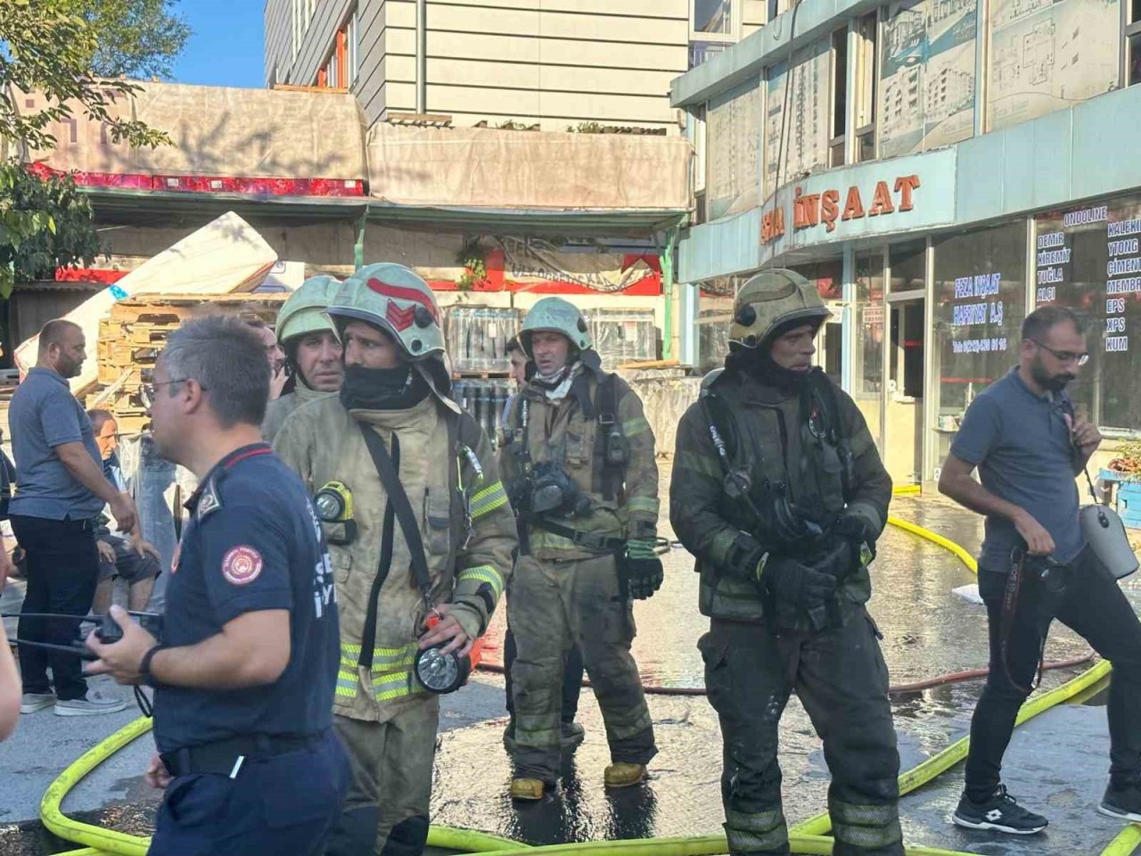 Bağcılar’da yapı malzemesi deposu alev alev yandı