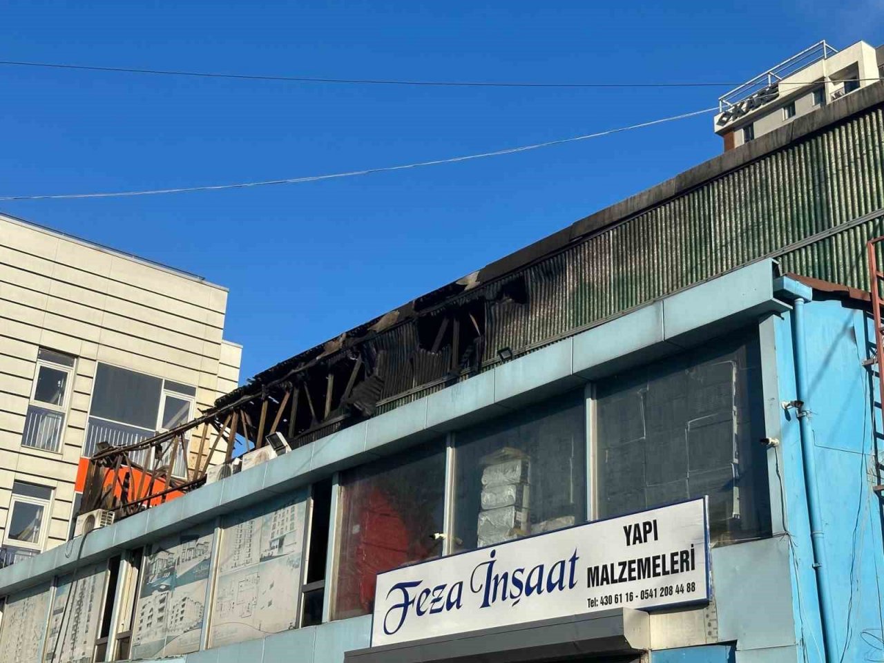 Bağcılar’da yapı malzemesi deposu alev alev yandı