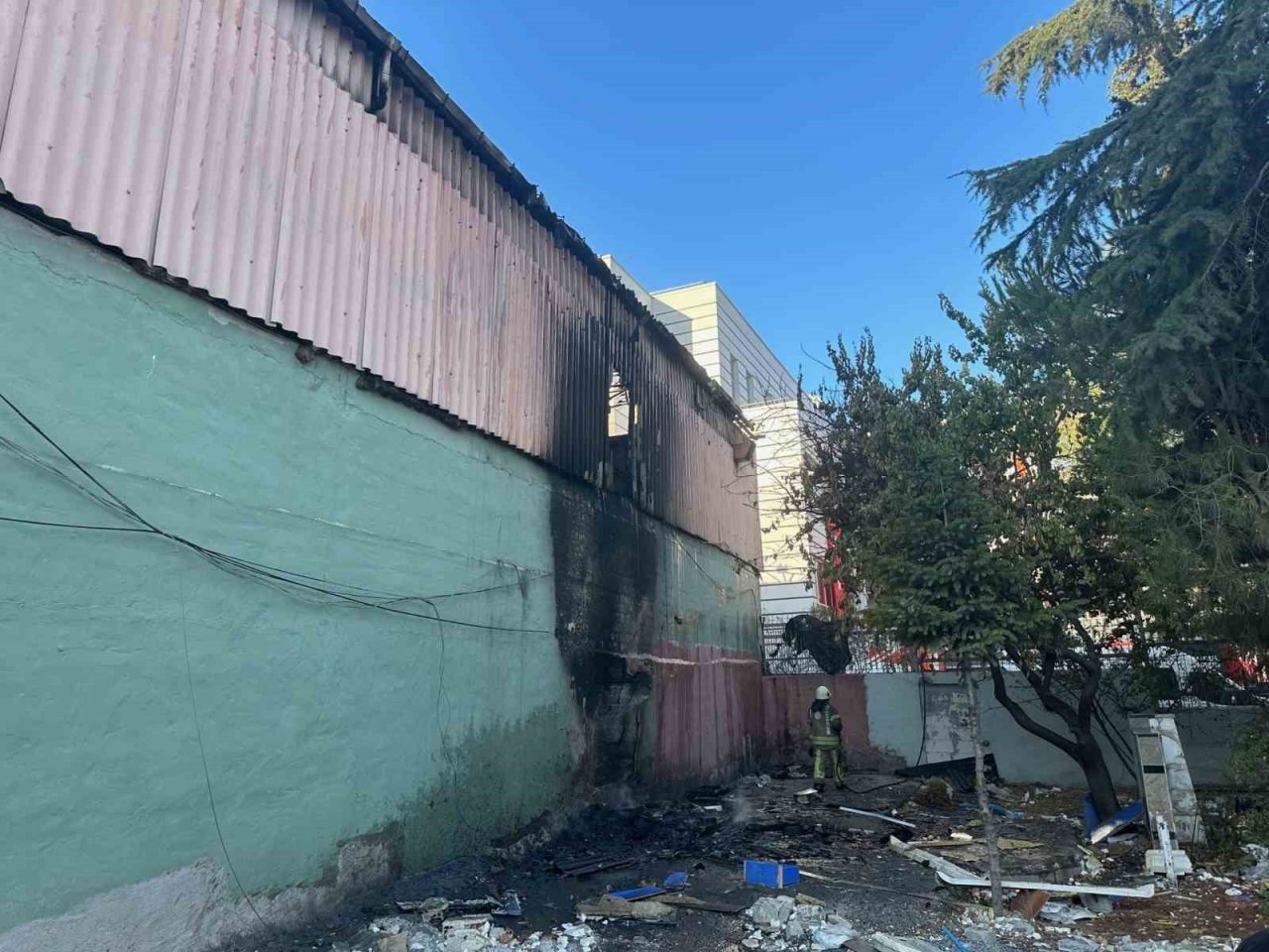 Bağcılar’da yapı malzemesi deposu alev alev yandı