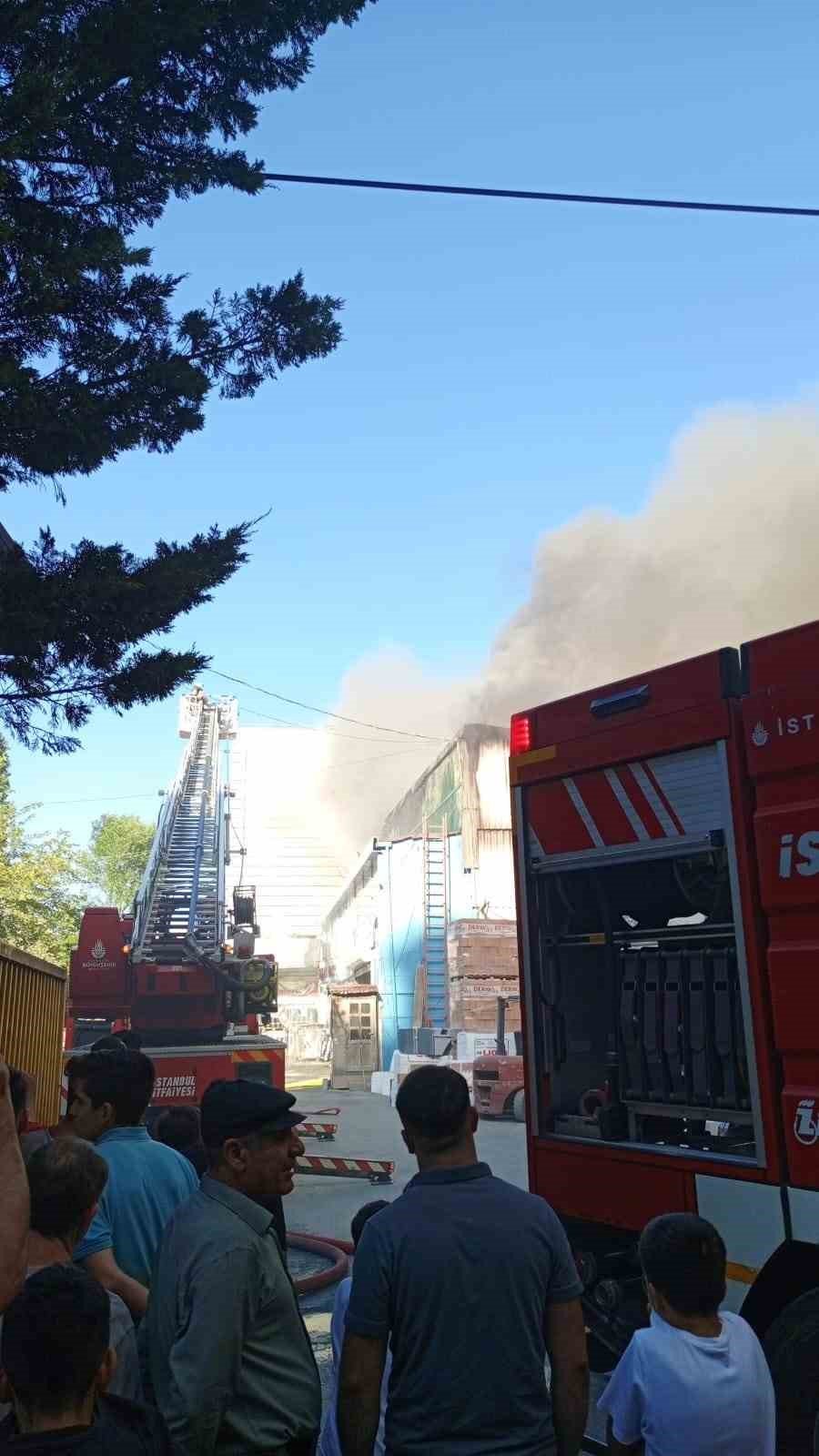 Bağcılar’da yapı malzemesi deposu alev alev yandı