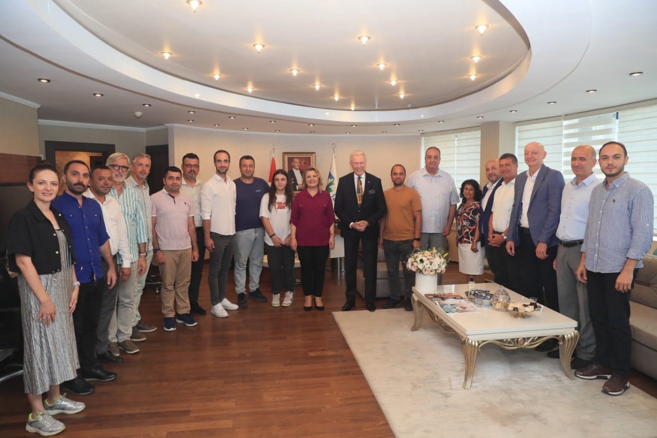 Uğur Dündar’a Altın Pişmaniye ödülü