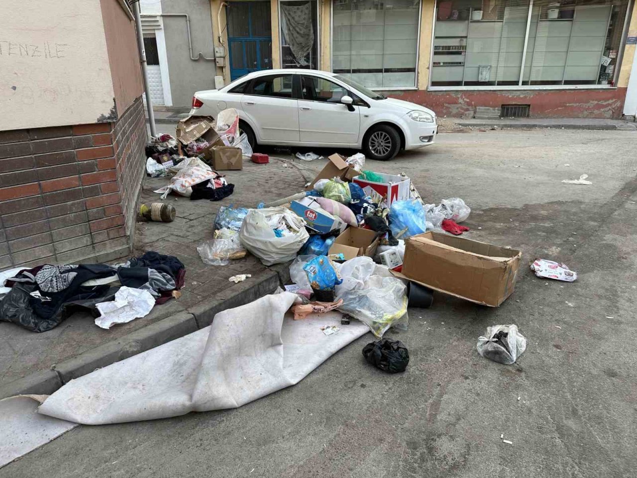 Kaldırım çöplerle kaplandı