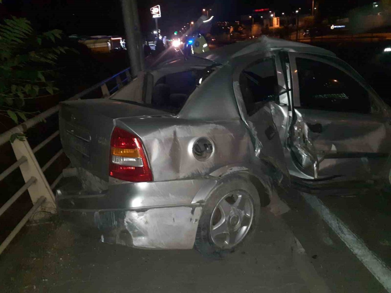 Direksiyon hakimiyetini kaybeden sürücü kaza yaptı