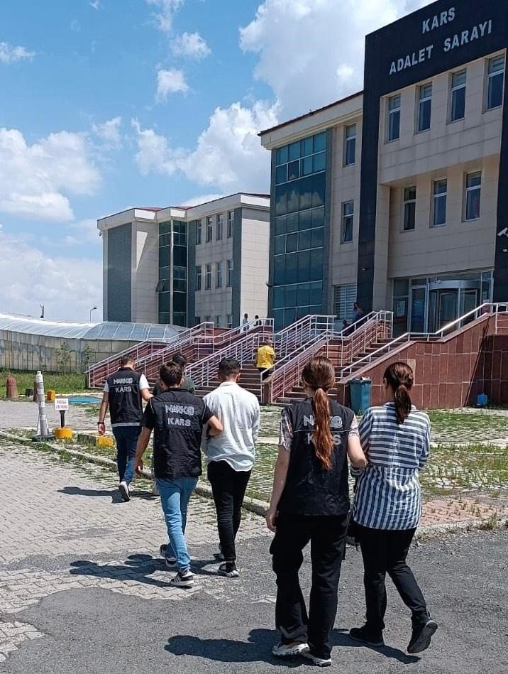 Kars’ta uyuşturucu tacirleri çökertildi