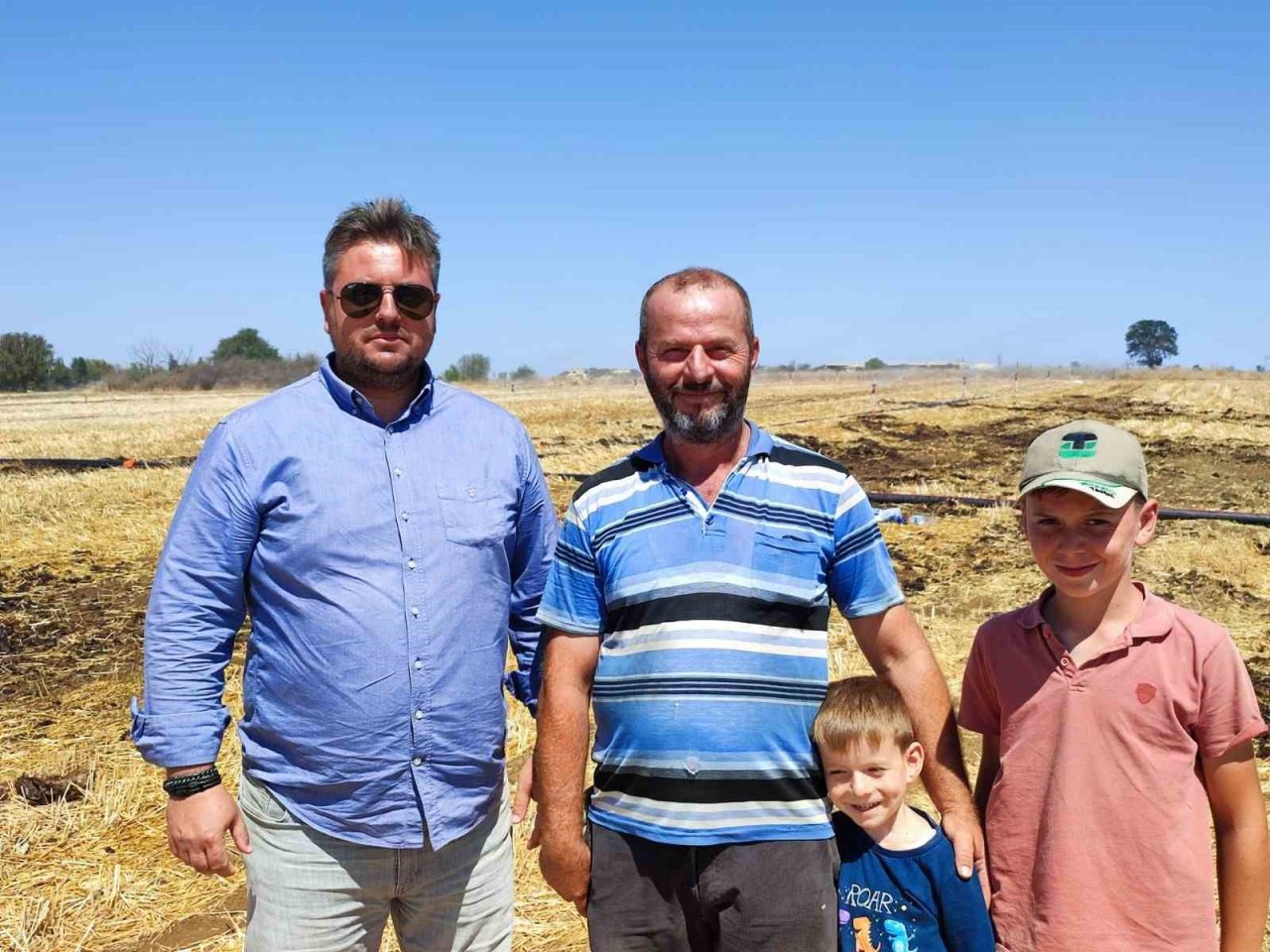 Bu çiftçi tarlasını taşınabilir güneş enerjisiyle suluyor