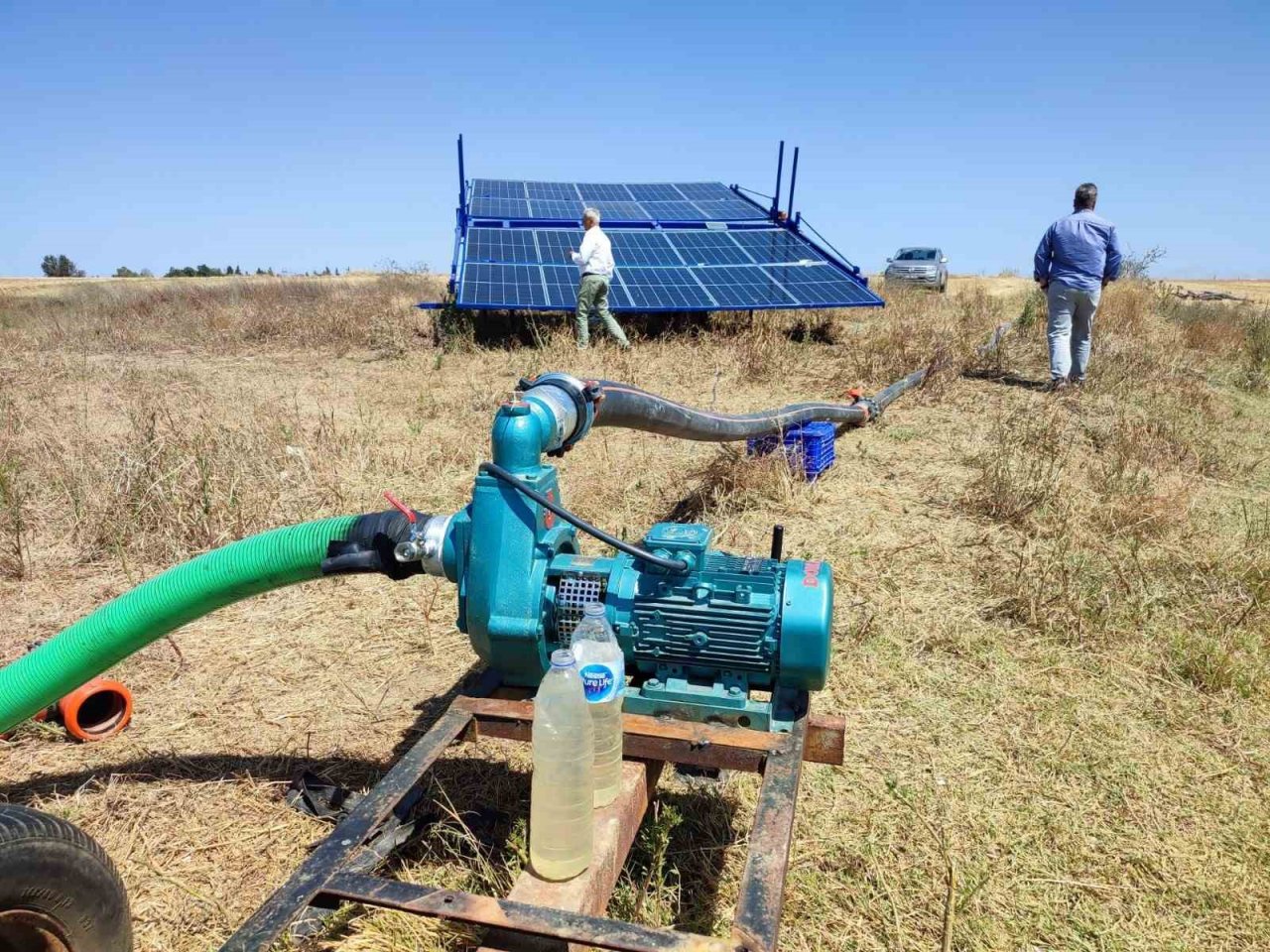 Bu çiftçi tarlasını taşınabilir güneş enerjisiyle suluyor