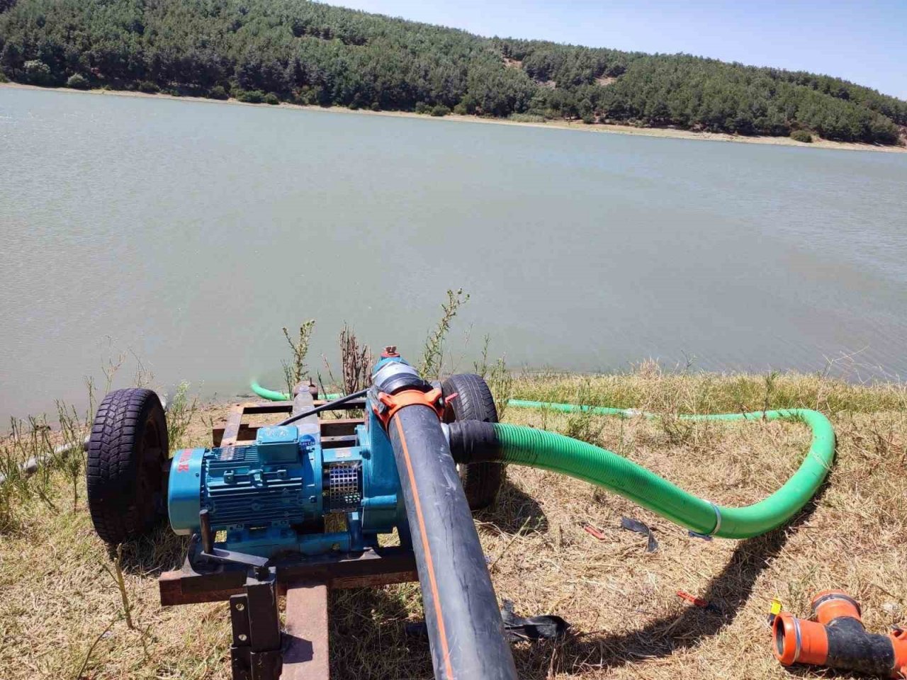 Bu çiftçi tarlasını taşınabilir güneş enerjisiyle suluyor