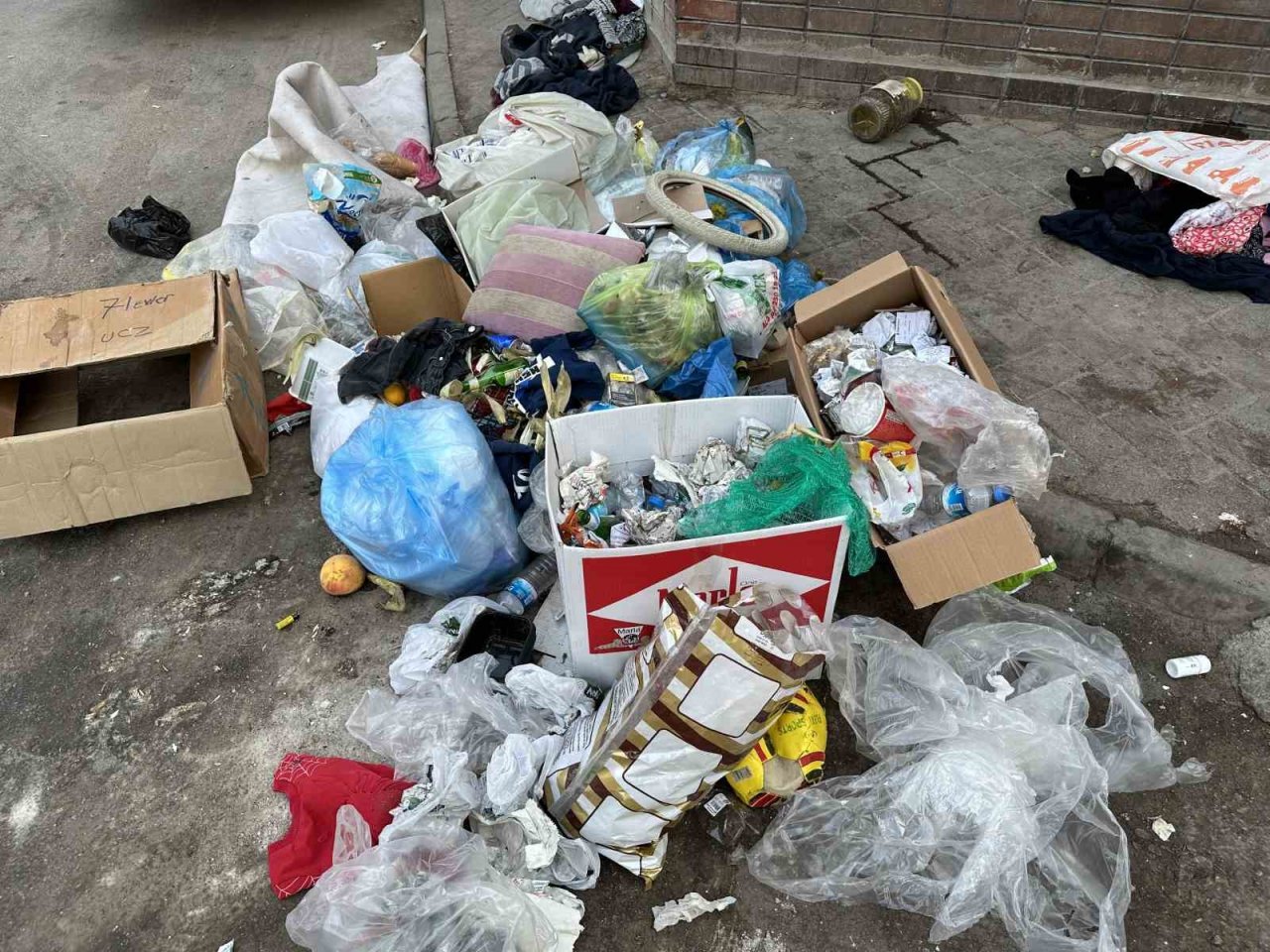 Kaldırım çöplerle kaplandı