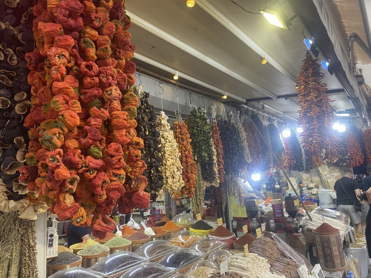 Vatandaşın kışa hazırlayacağı patlıcan, biber, kabak ve acur raflardaki yerini aldı