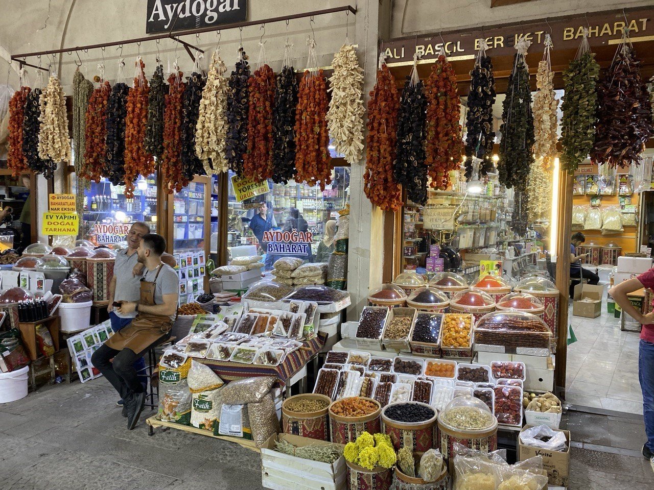 Vatandaşın kışa hazırlayacağı patlıcan, biber, kabak ve acur raflardaki yerini aldı