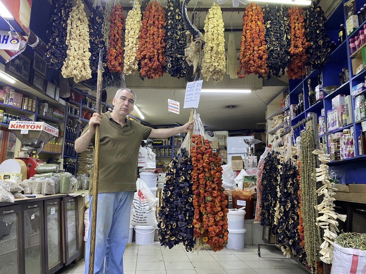 Vatandaşın kışa hazırlayacağı patlıcan, biber, kabak ve acur raflardaki yerini aldı