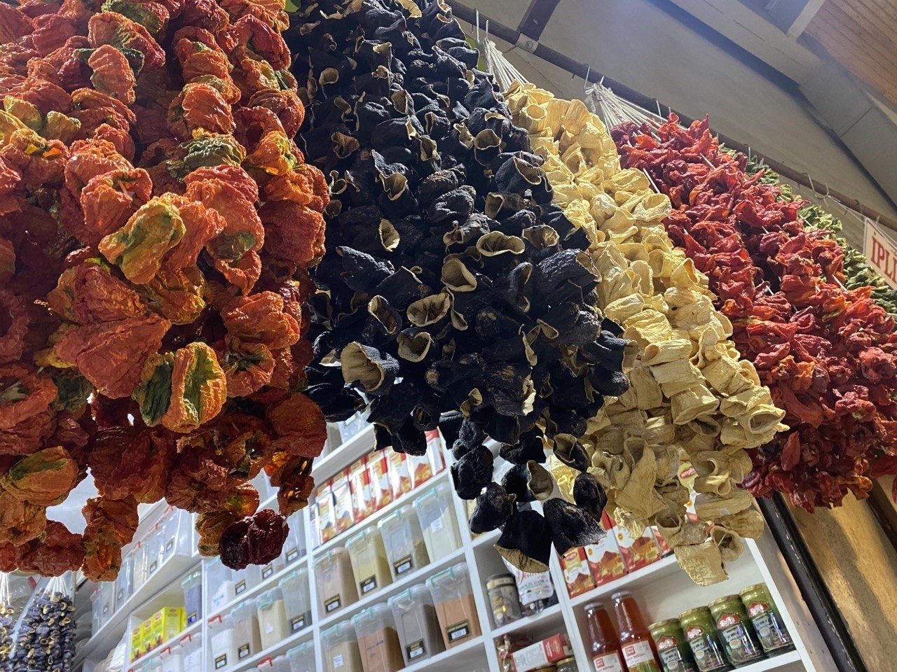 Vatandaşın kışa hazırlayacağı patlıcan, biber, kabak ve acur raflardaki yerini aldı