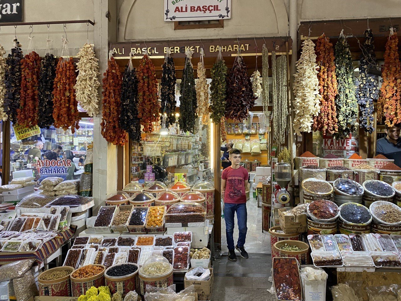 Vatandaşın kışa hazırlayacağı patlıcan, biber, kabak ve acur raflardaki yerini aldı