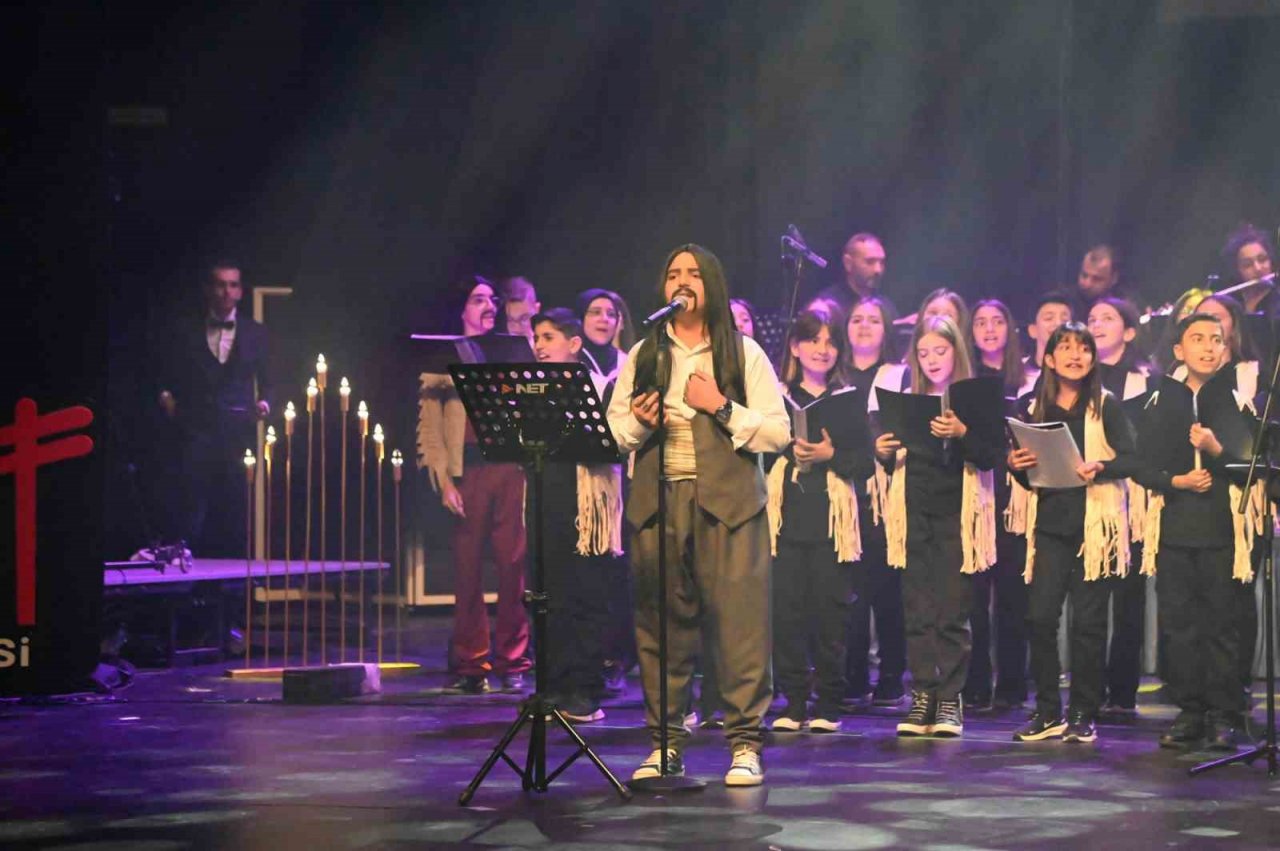 Sanat Akademisi Çocuk Korosu Barış Manço şarkılarını seslendirdi