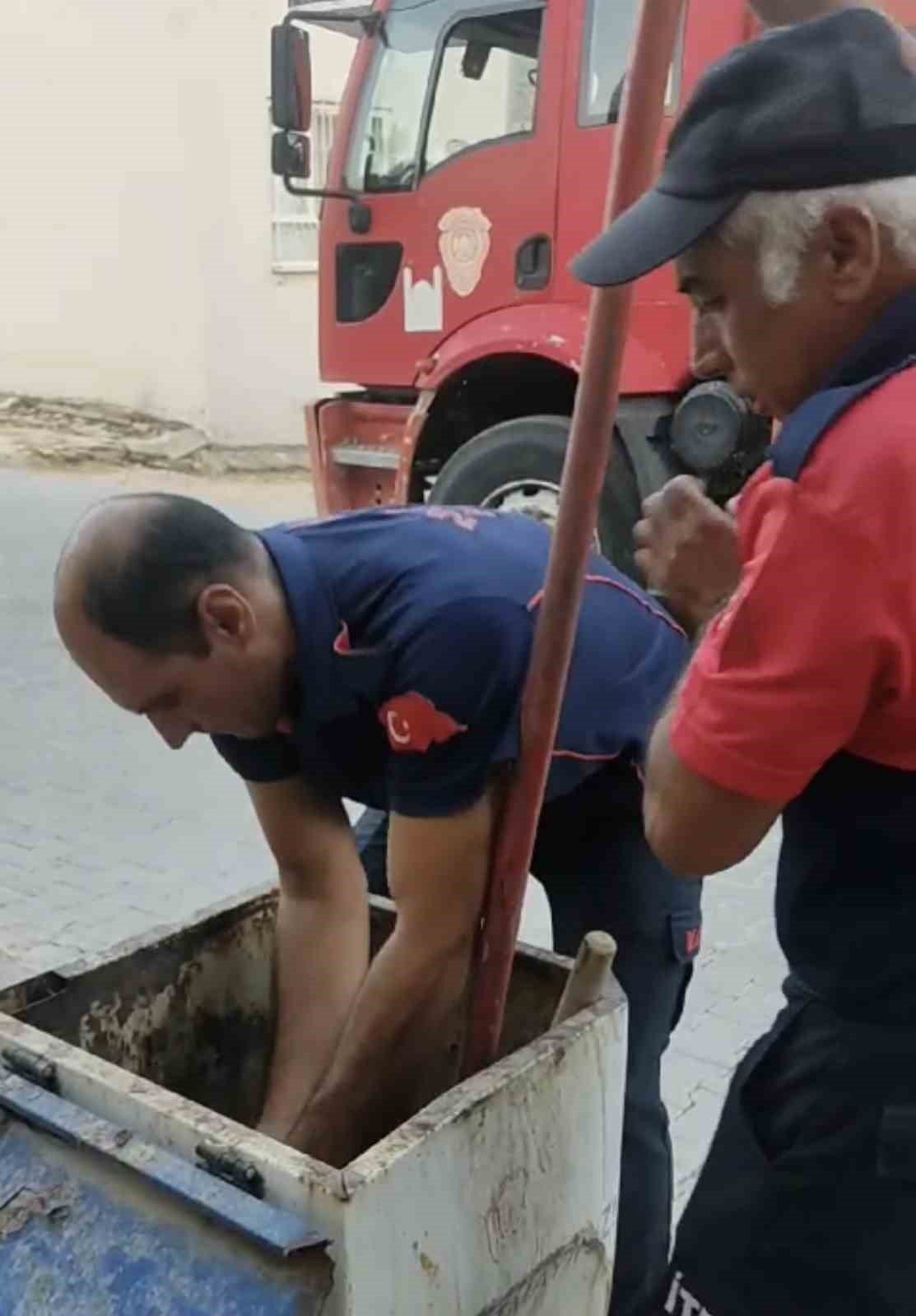 Yeraltı çöp konteynerine atılan kaplumbağayı itfaiye ekipleri kurtardı