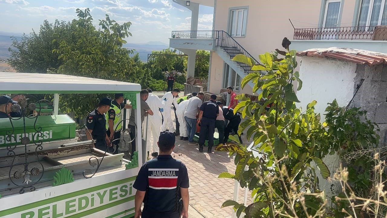 Önce eşini sonra kendisini öldürdü