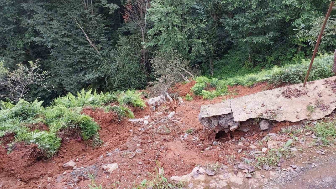 Rize’de şiddetli yağışlar nedeniyle 2 katlı bir binanın altında toprak kayması meydana geldi