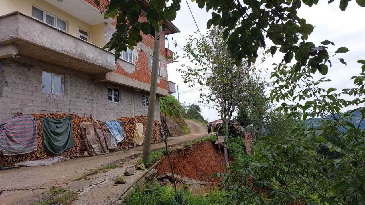Rize’de şiddetli yağışlar nedeniyle 2 katlı bir binanın altında toprak kayması meydana geldi
