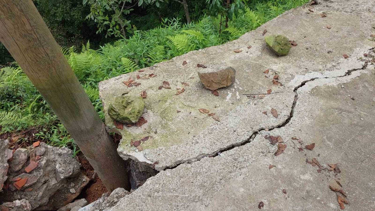 Rize’de şiddetli yağışlar nedeniyle 2 katlı bir binanın altında toprak kayması meydana geldi