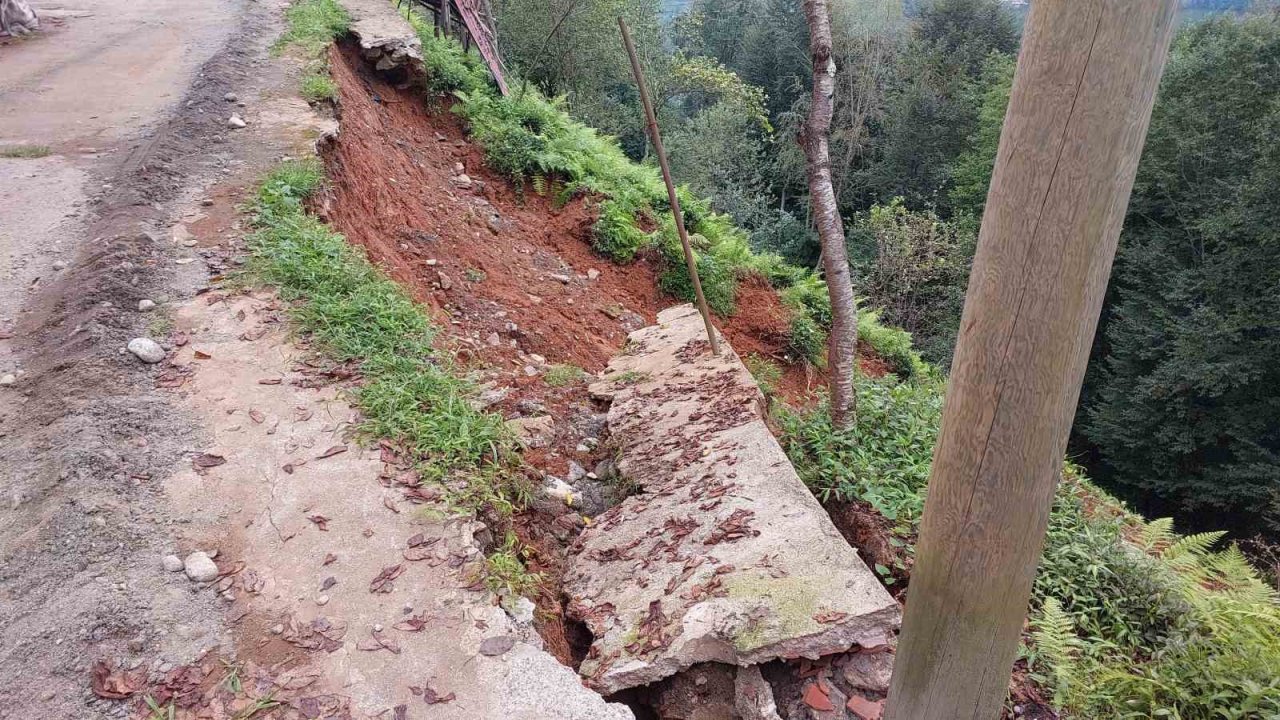 Rize’de şiddetli yağışlar nedeniyle 2 katlı bir binanın altında toprak kayması meydana geldi