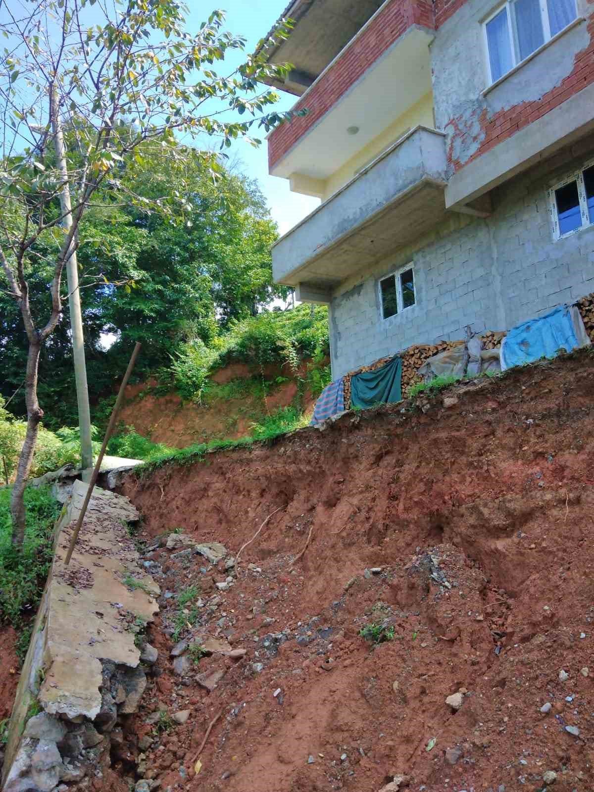 Rize’de şiddetli yağışlar nedeniyle 2 katlı bir binanın altında toprak kayması meydana geldi