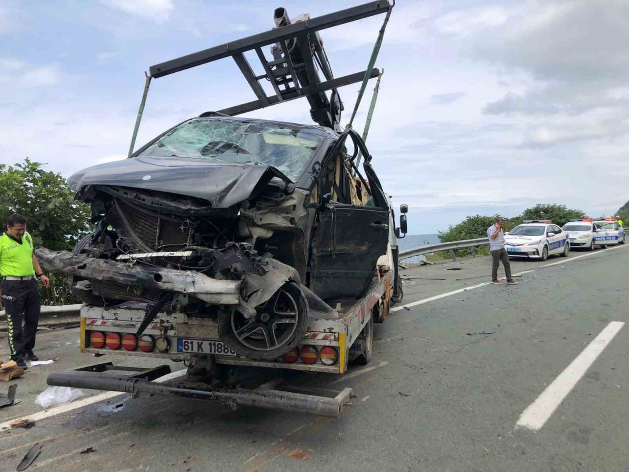 Rize’de odun yüklü tır yola devrildi: 2 yaralı